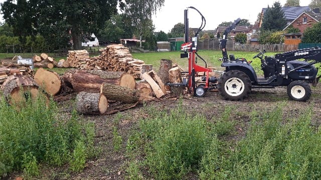 Gartenpflege mit Trecker